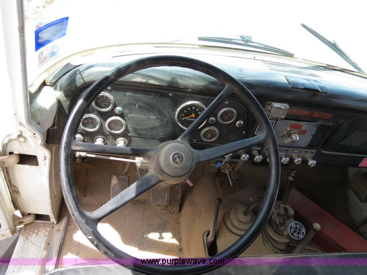 image for item B2312 1975 International Loadstar 1700 flatbed truck