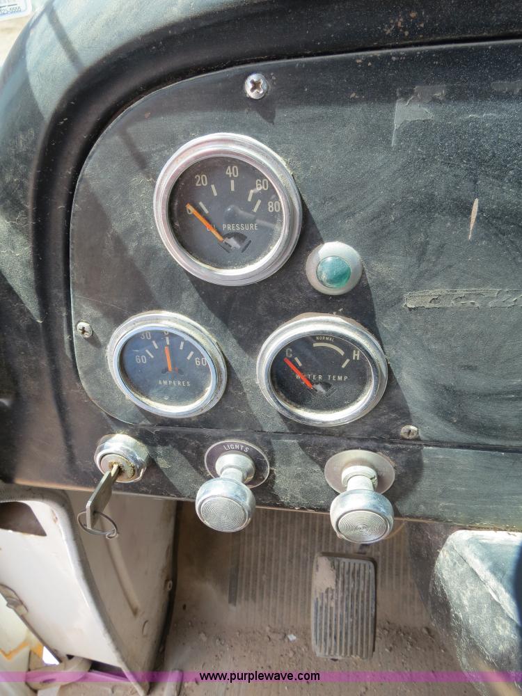 image for item B2312 1975 International Loadstar 1700 flatbed truck