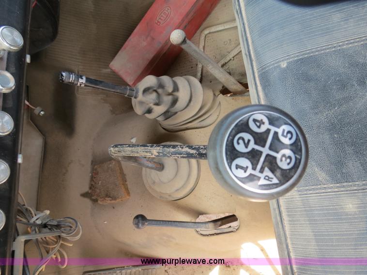 image for item B2312 1975 International Loadstar 1700 flatbed truck