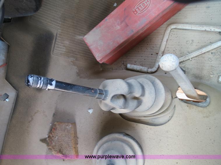 image for item B2312 1975 International Loadstar 1700 flatbed truck