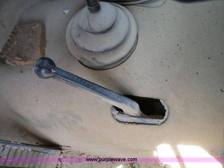 image for item B2312 1975 International Loadstar 1700 flatbed truck