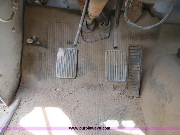 image for item B2312 1975 International Loadstar 1700 flatbed truck