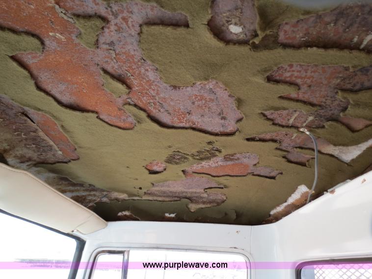 image for item B2312 1975 International Loadstar 1700 flatbed truck