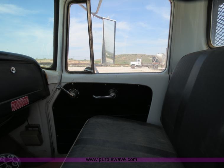 image for item B2312 1975 International Loadstar 1700 flatbed truck