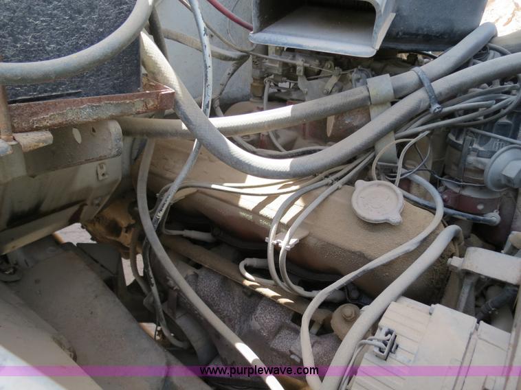 image for item B2312 1975 International Loadstar 1700 flatbed truck