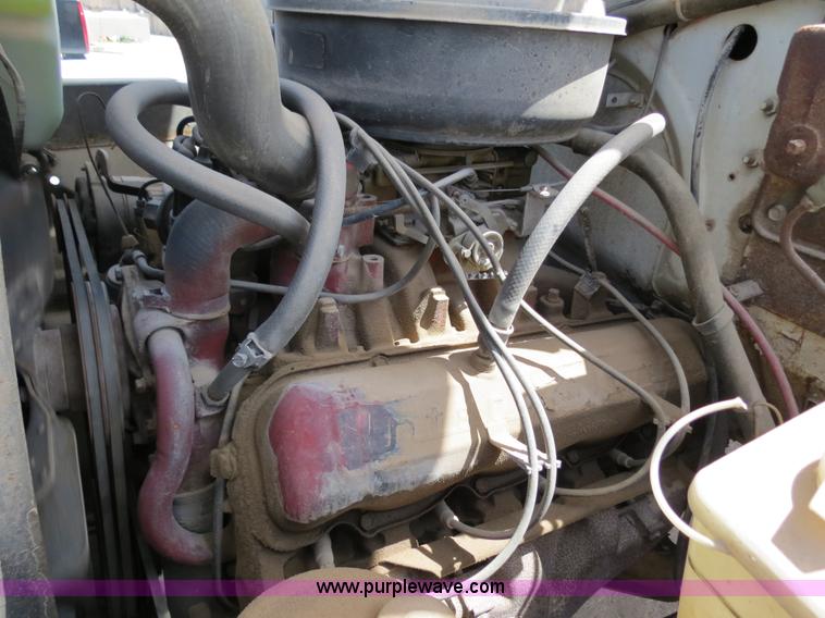 image for item B2312 1975 International Loadstar 1700 flatbed truck