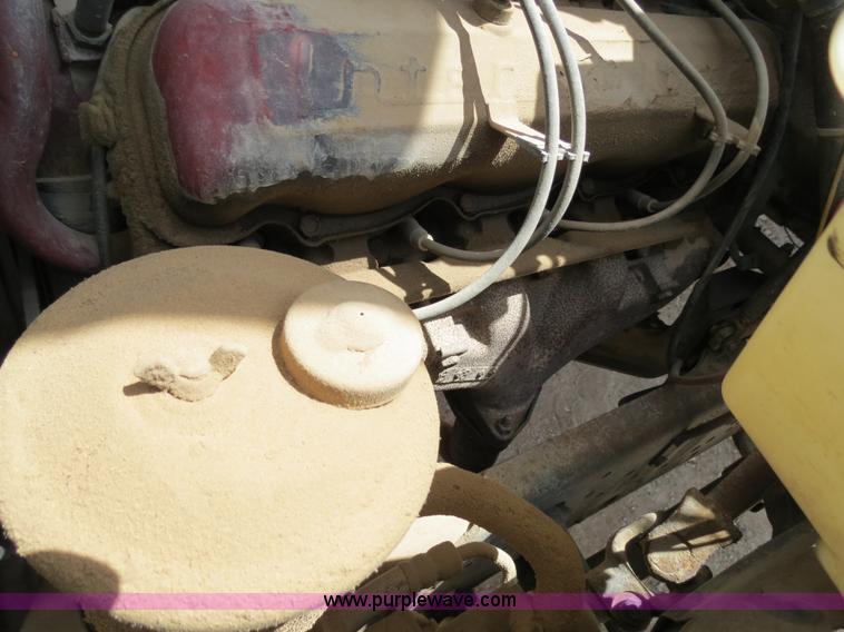 image for item B2312 1975 International Loadstar 1700 flatbed truck