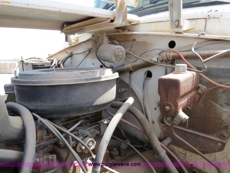 image for item B2312 1975 International Loadstar 1700 flatbed truck