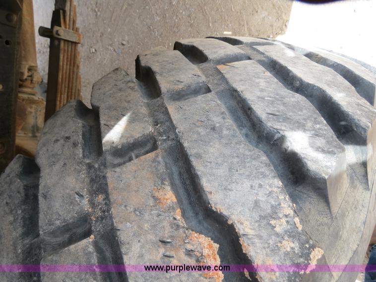 image for item B2312 1975 International Loadstar 1700 flatbed truck