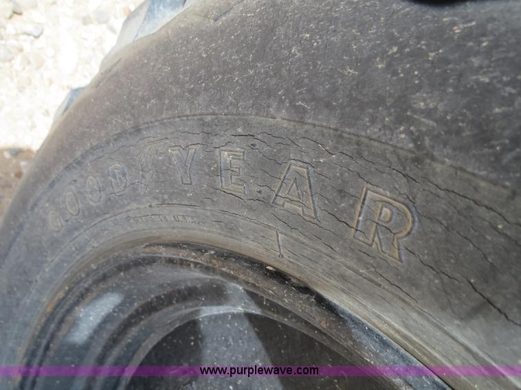 image for item B2312 1975 International Loadstar 1700 flatbed truck