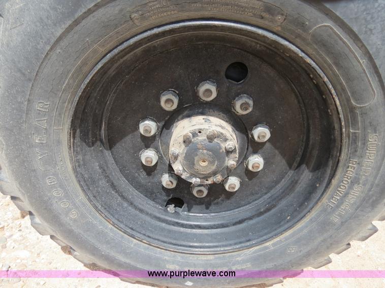 image for item B2312 1975 International Loadstar 1700 flatbed truck