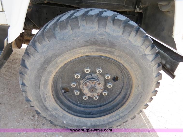 image for item B2312 1975 International Loadstar 1700 flatbed truck