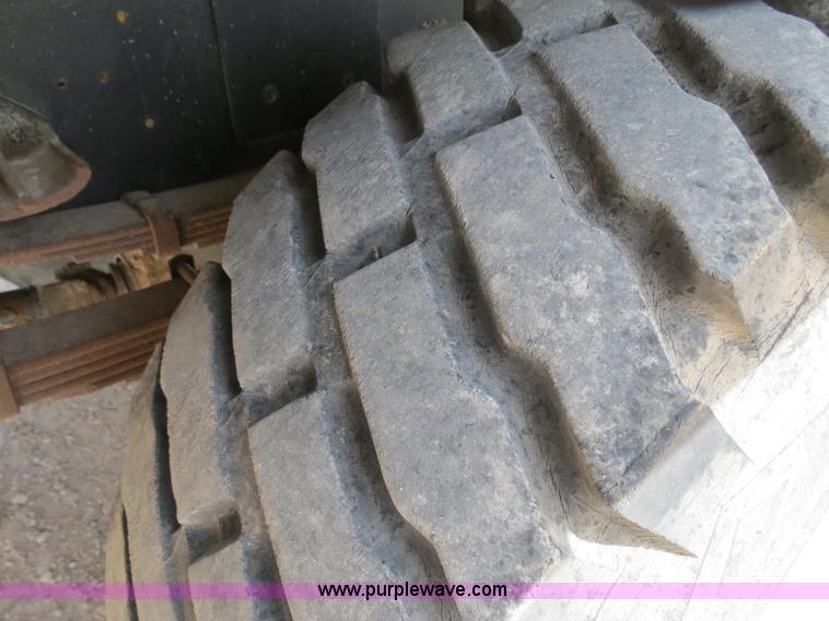 image for item B2312 1975 International Loadstar 1700 flatbed truck