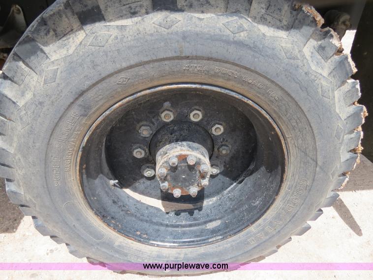 image for item B2312 1975 International Loadstar 1700 flatbed truck