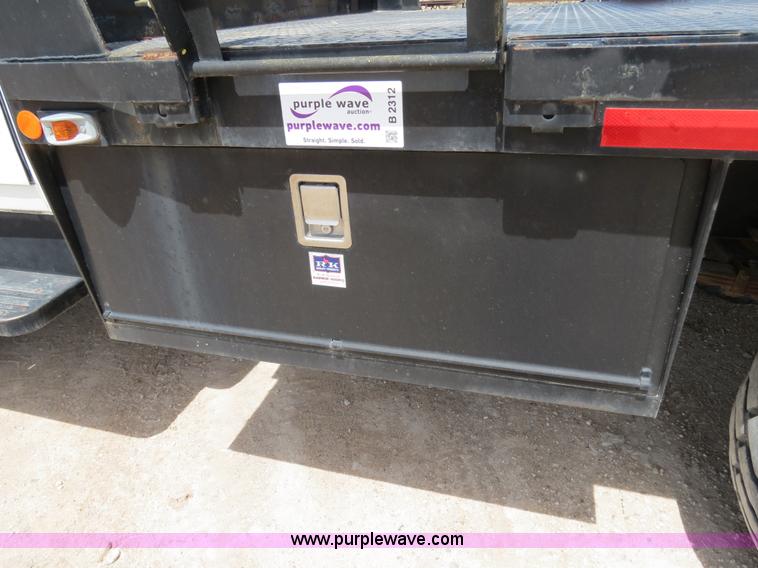 image for item B2312 1975 International Loadstar 1700 flatbed truck