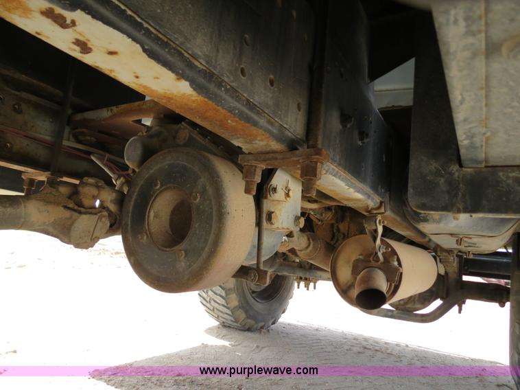 image for item B2312 1975 International Loadstar 1700 flatbed truck