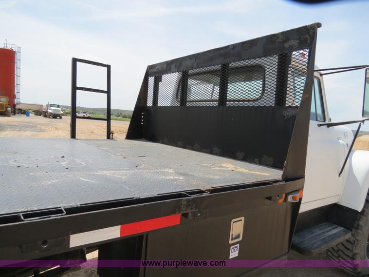image for item B2312 1975 International Loadstar 1700 flatbed truck