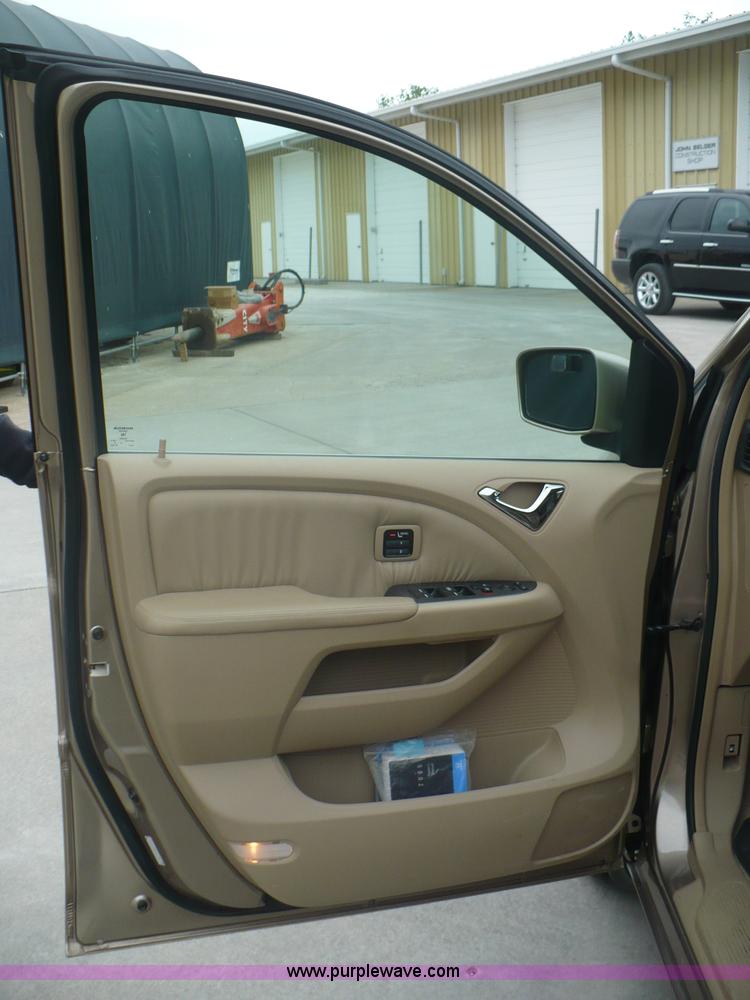 image for item B6364 2005 Honda Odyssey Touring van