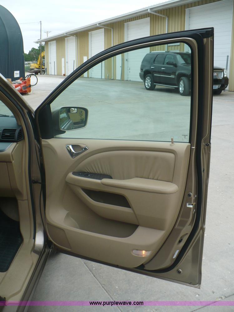 image for item B6364 2005 Honda Odyssey Touring van