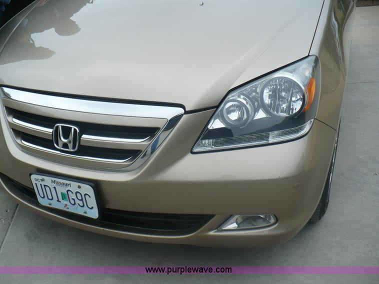 image for item B6364 2005 Honda Odyssey Touring van