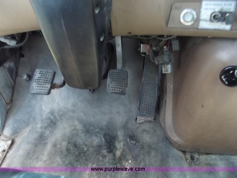 image for item C2024 1996 Ford LTA9000 AeroMax flatbed dump truck