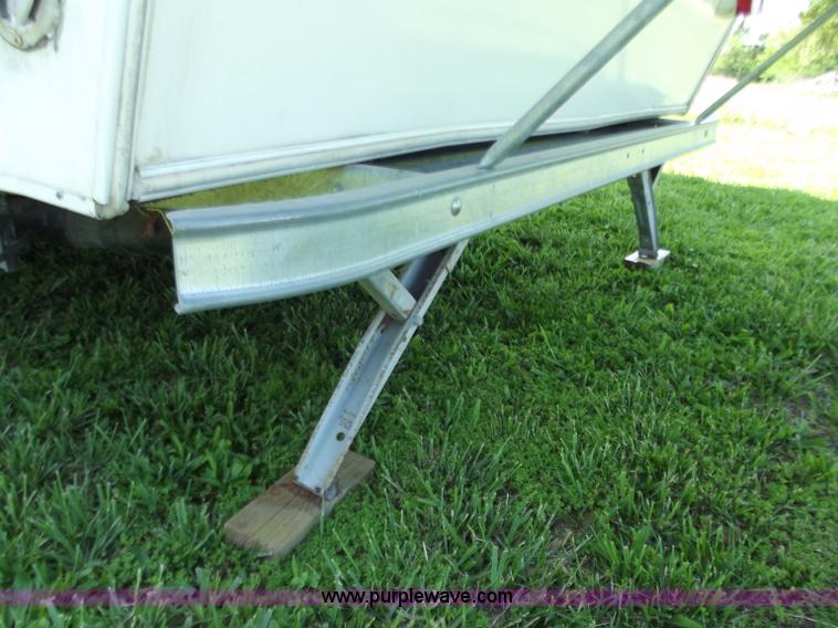 image for item C2025 2000 Cub 21' camper