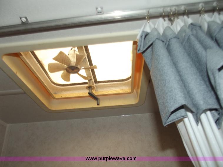 image for item C2025 2000 Cub 21' camper