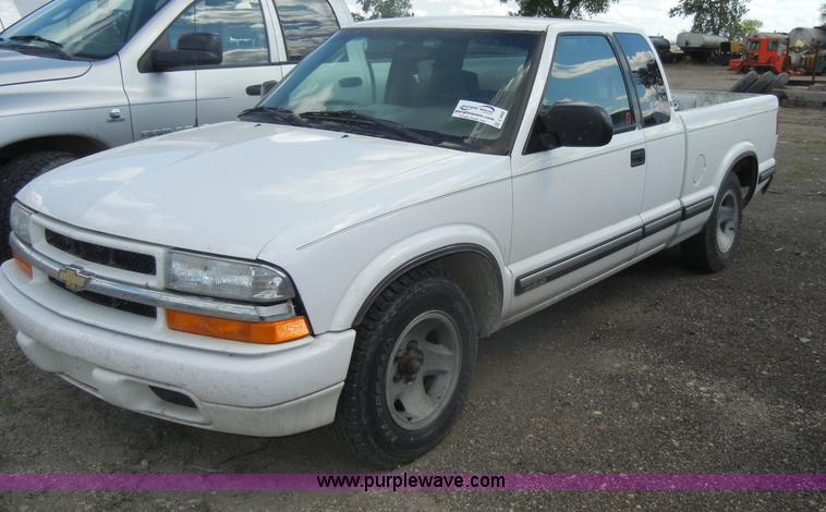 image for item C4492 1999 Chevrolet S10 LS extended cab pickup truck