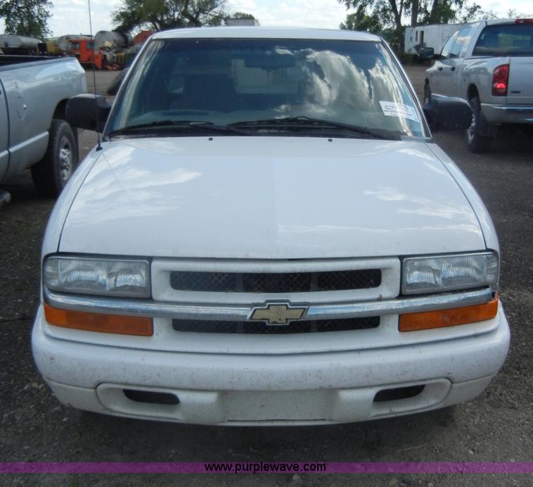 image for item C4492 1999 Chevrolet S10 LS extended cab pickup truck