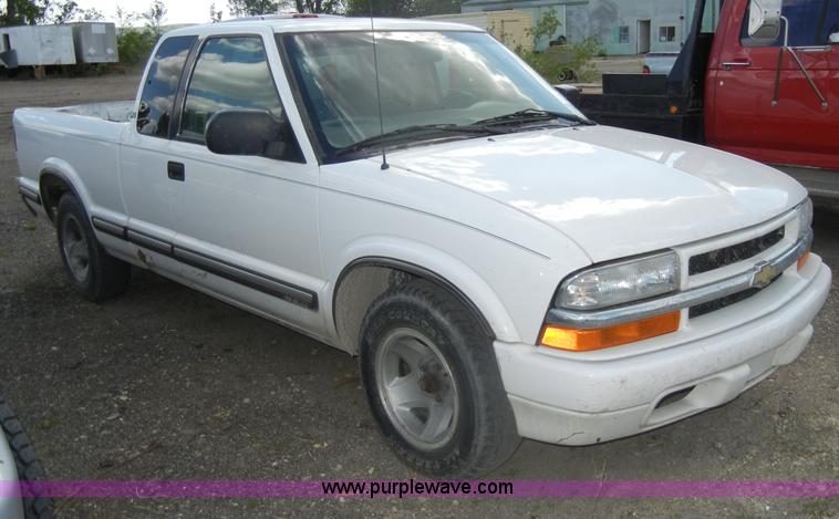 image for item C4492 1999 Chevrolet S10 LS extended cab pickup truck