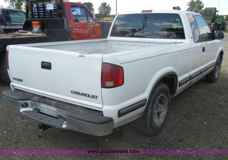 image for item C4492 1999 Chevrolet S10 LS extended cab pickup truck
