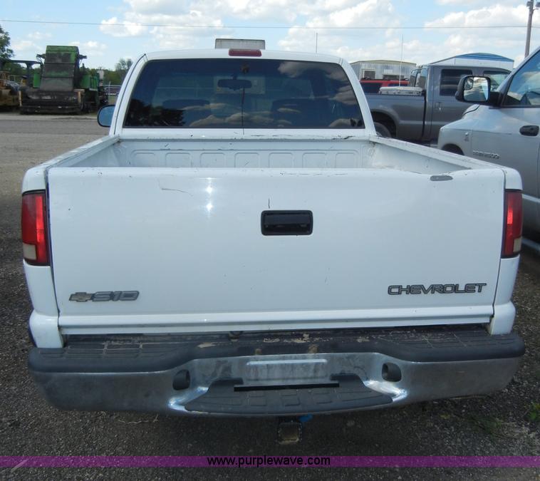image for item C4492 1999 Chevrolet S10 LS extended cab pickup truck