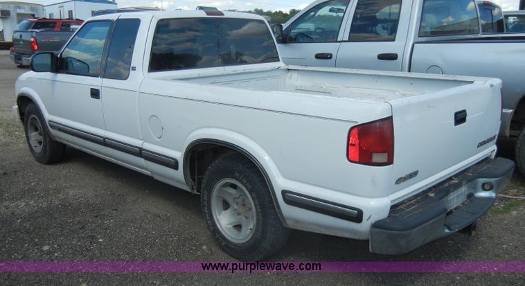image for item C4492 1999 Chevrolet S10 LS extended cab pickup truck