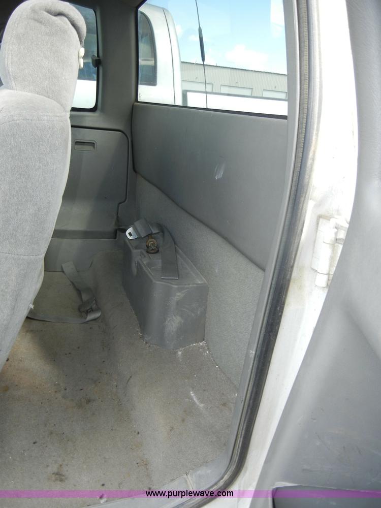 image for item C4492 1999 Chevrolet S10 LS extended cab pickup truck