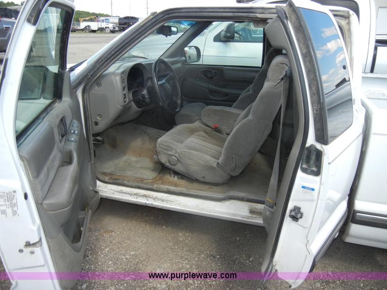 image for item C4492 1999 Chevrolet S10 LS extended cab pickup truck