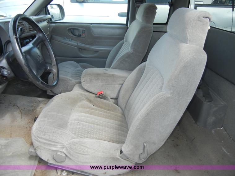 image for item C4492 1999 Chevrolet S10 LS extended cab pickup truck