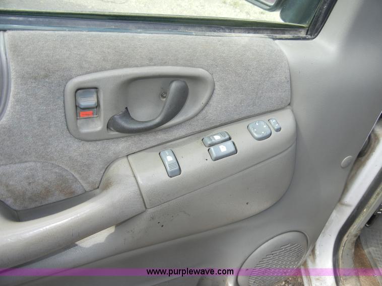 image for item C4492 1999 Chevrolet S10 LS extended cab pickup truck