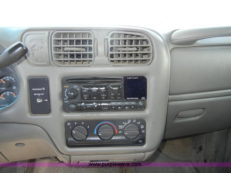 image for item C4492 1999 Chevrolet S10 LS extended cab pickup truck