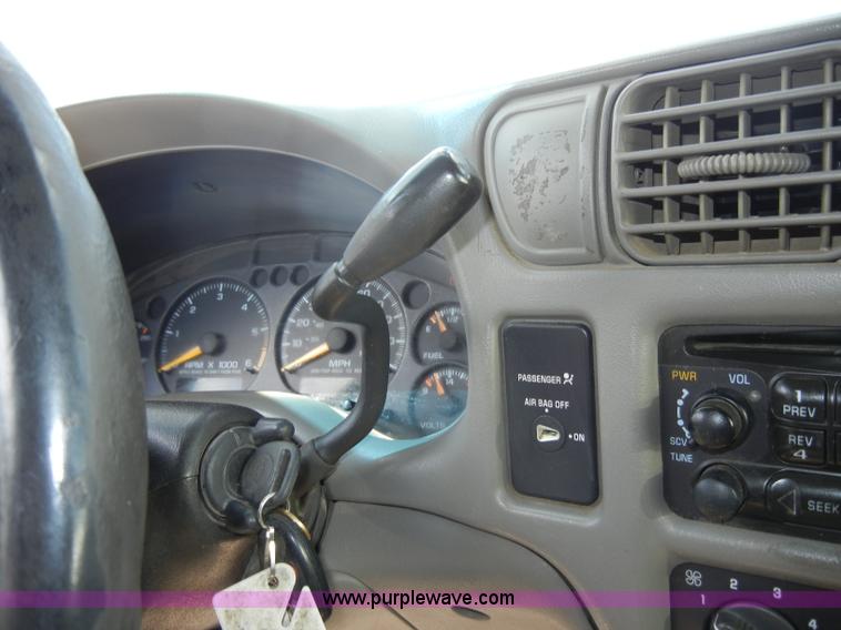 image for item C4492 1999 Chevrolet S10 LS extended cab pickup truck