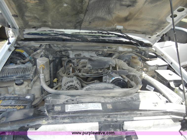 image for item C4492 1999 Chevrolet S10 LS extended cab pickup truck