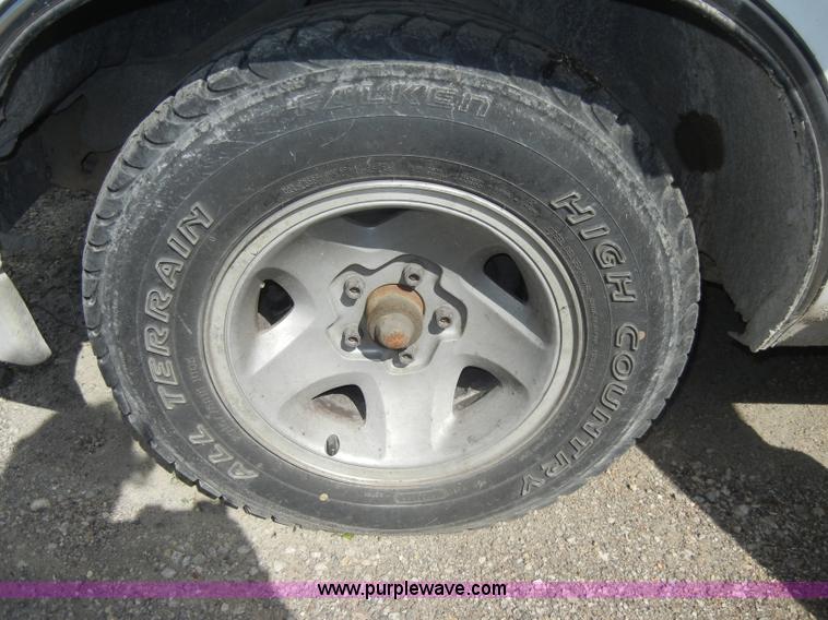 image for item C4492 1999 Chevrolet S10 LS extended cab pickup truck