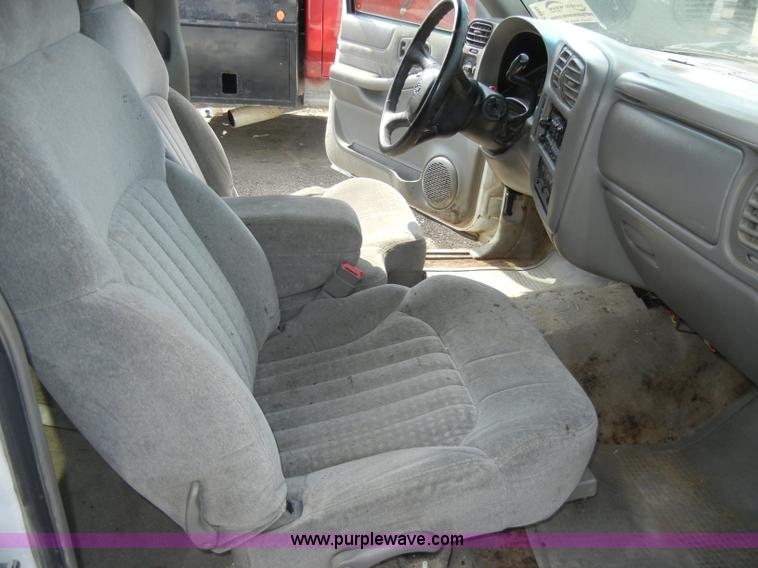 image for item C4492 1999 Chevrolet S10 LS extended cab pickup truck