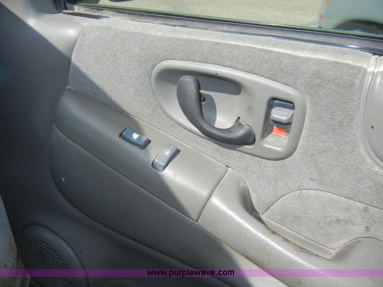 image for item C4492 1999 Chevrolet S10 LS extended cab pickup truck