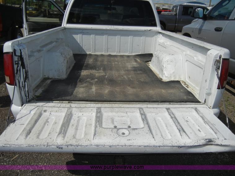 image for item C4492 1999 Chevrolet S10 LS extended cab pickup truck