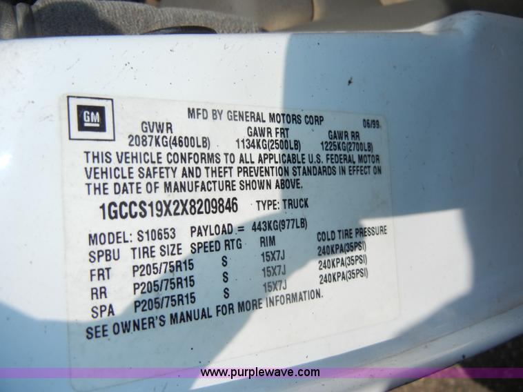 image for item C4492 1999 Chevrolet S10 LS extended cab pickup truck