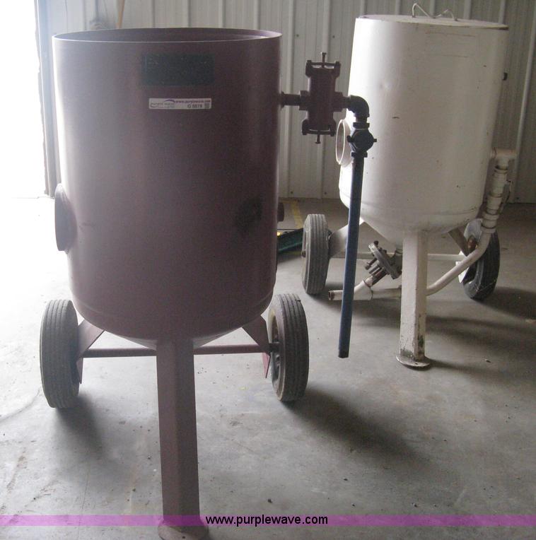 (2) Clemco sandblasting pots in Wichita, KS Item G9878 sold Purple Wave