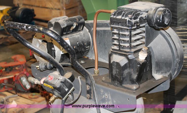 image for item I9733 26 gallon Maxus air compressor