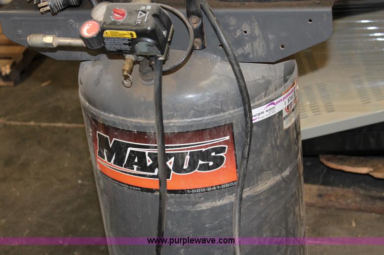 image for item I9733 26 gallon Maxus air compressor