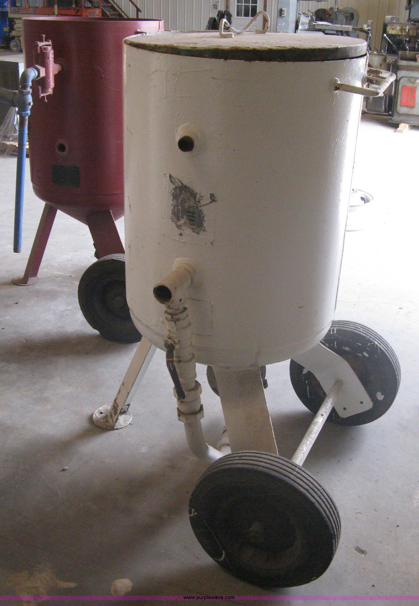 (2) Clemco sandblasting pots in Wichita, KS Item G9878 sold Purple Wave