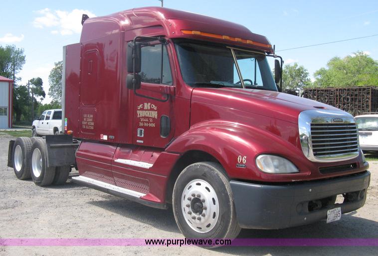 image for item A6322 2003 Freightliner Columbia semi truck